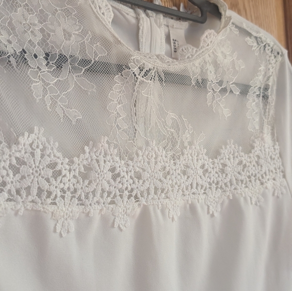 **3-for-15** Unknown Brand Flowy Blouse with Lace Detail - Picture 2 of 6